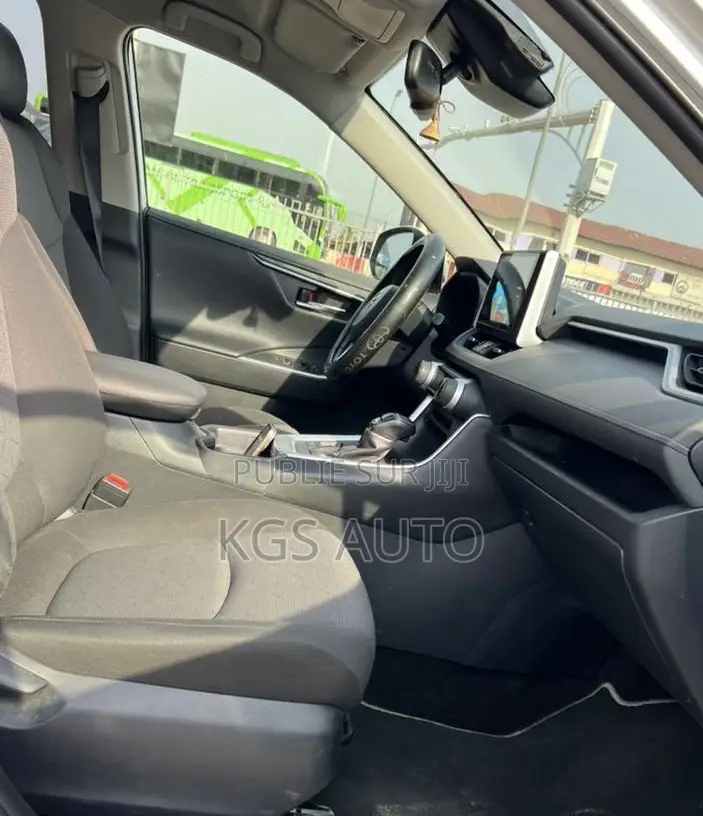 Toyota RAV4 XLE 2021 Blanc