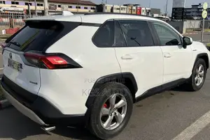 Toyota RAV4 XLE 2021 Blanc