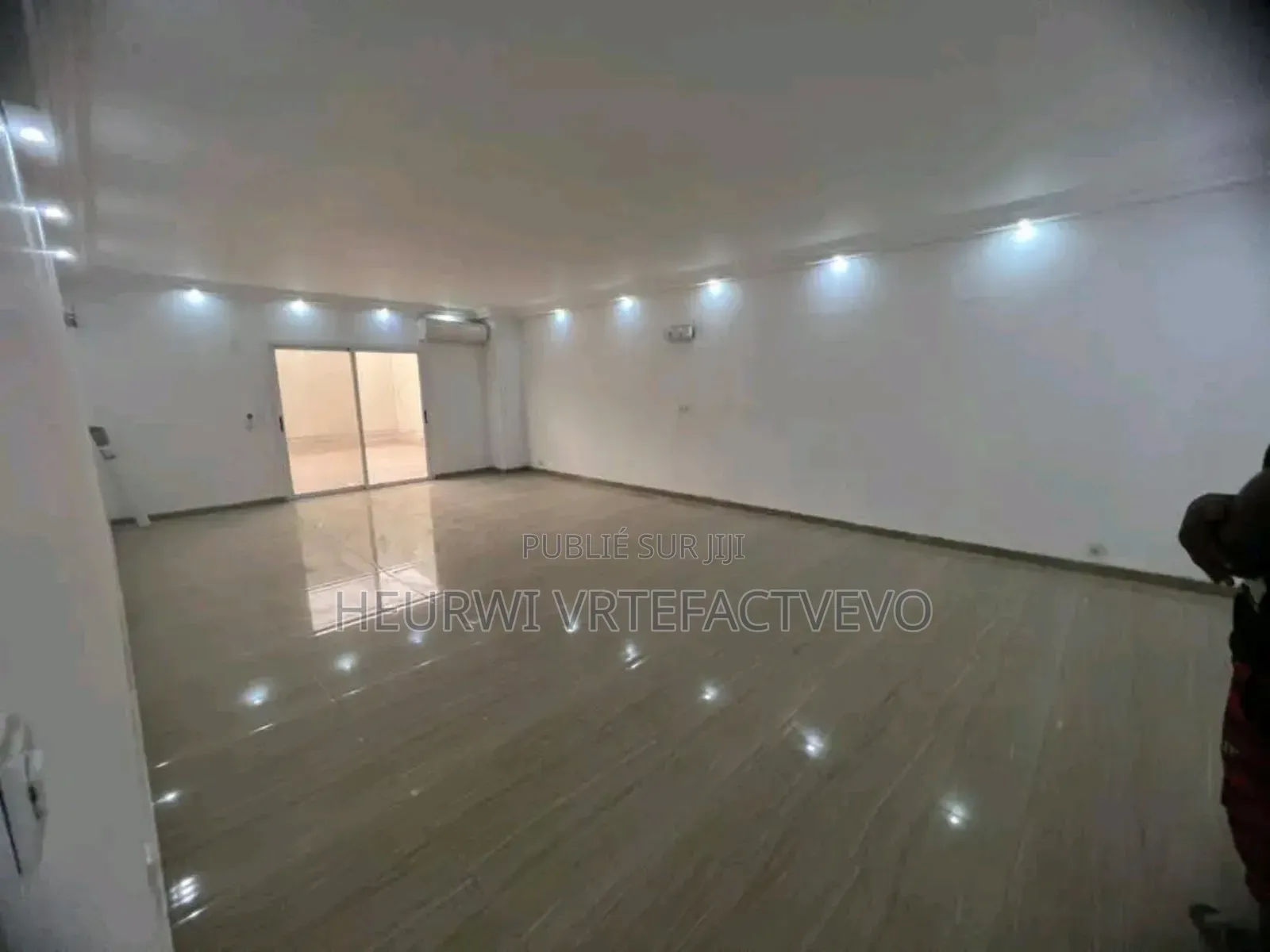 8chbre Duplex dans Riviera 3, Cocody à Vendre