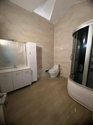 8chbre Duplex dans Riviera 3, Cocody à Vendre