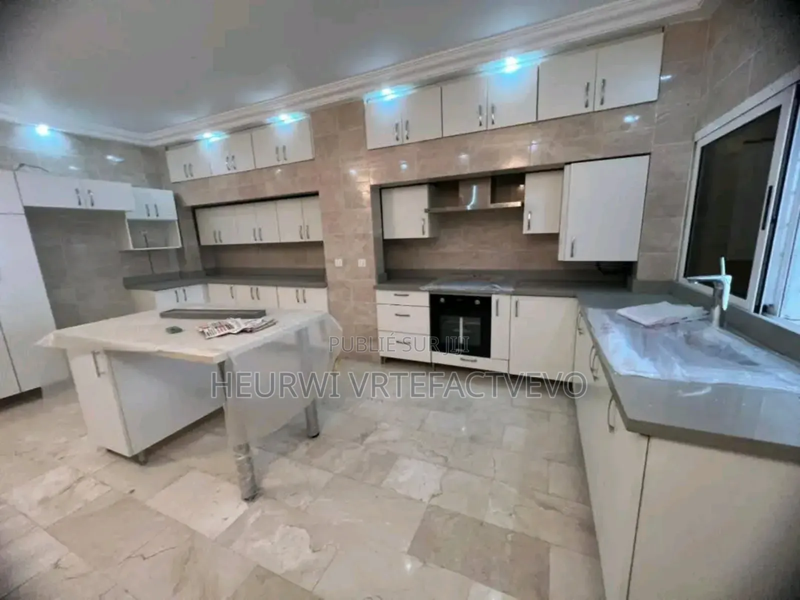 8chbre Duplex dans Riviera 3, Cocody à Vendre