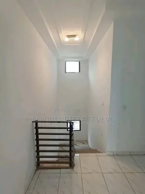 5chbre Duplex dans Feh Kesse, Cocody à Vendre