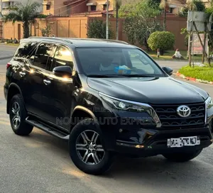 Toyota Fortuner 2022 Black