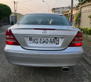 Mercedes-Benz C200 2009 Gris