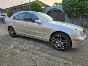 Mercedes-Benz C200 2009 Gris