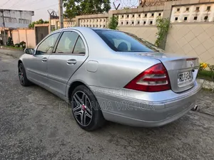 Mercedes-Benz C200 2009 Gris