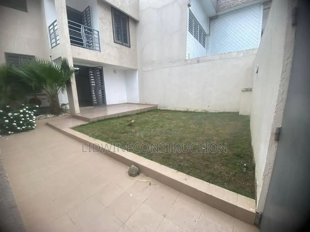 4chbre Duplex dans Cocody à Vendre