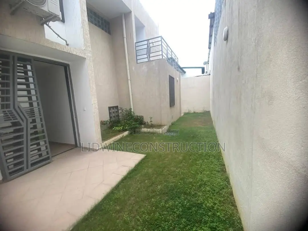 4chbre Duplex dans Cocody à Vendre