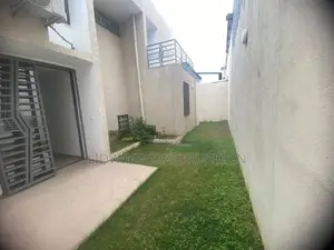 4chbre Duplex dans Cocody à Vendre