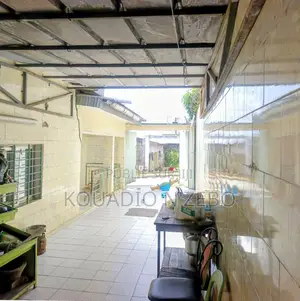 3chbre Villa dans Cocody à Vendre