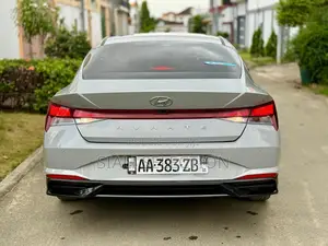 Hyundai Avante 2022 Gris