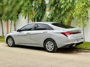 Hyundai Avante 2022 Gris