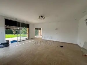 6chbre Villa dans Duc Mohamed, Cocody à Vendre