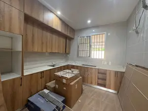 6chbre Villa dans Duc Mohamed, Cocody à Vendre