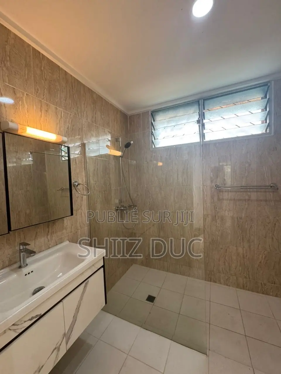 6chbre Villa dans Duc Mohamed, Cocody à Vendre