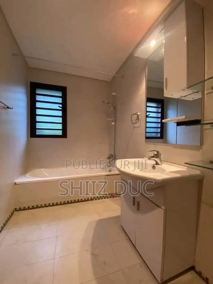 4chbre Duplex dans Duc Mohamed, Cocody à Vendre
