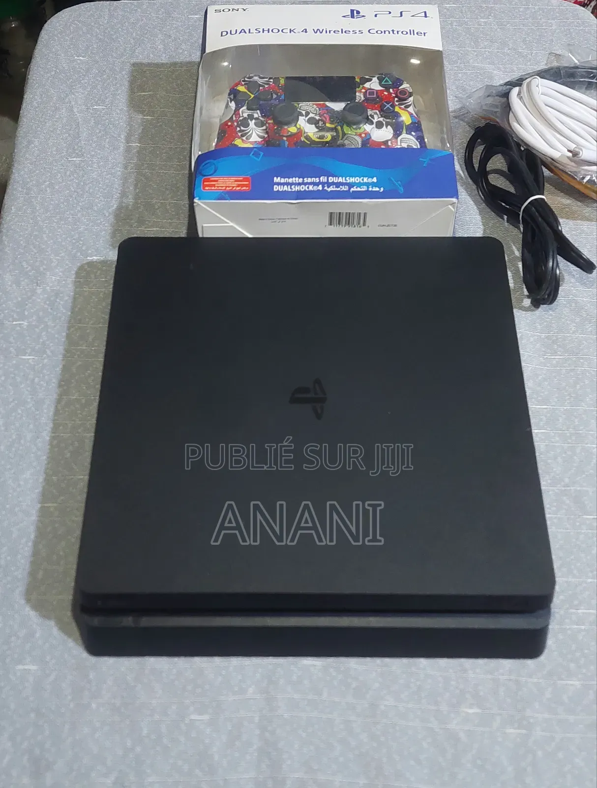 Ps4 Slim Craqué Avec Deux Manettes Et 10 Jeux