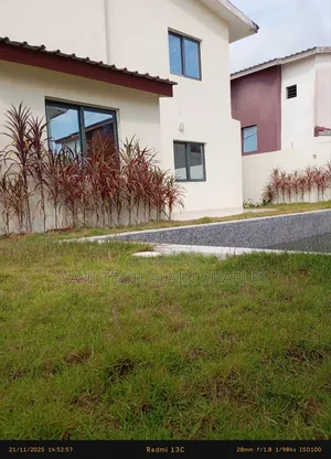 Somptueuse Villa Duplex De 4 Pièces Avec Une Piscine