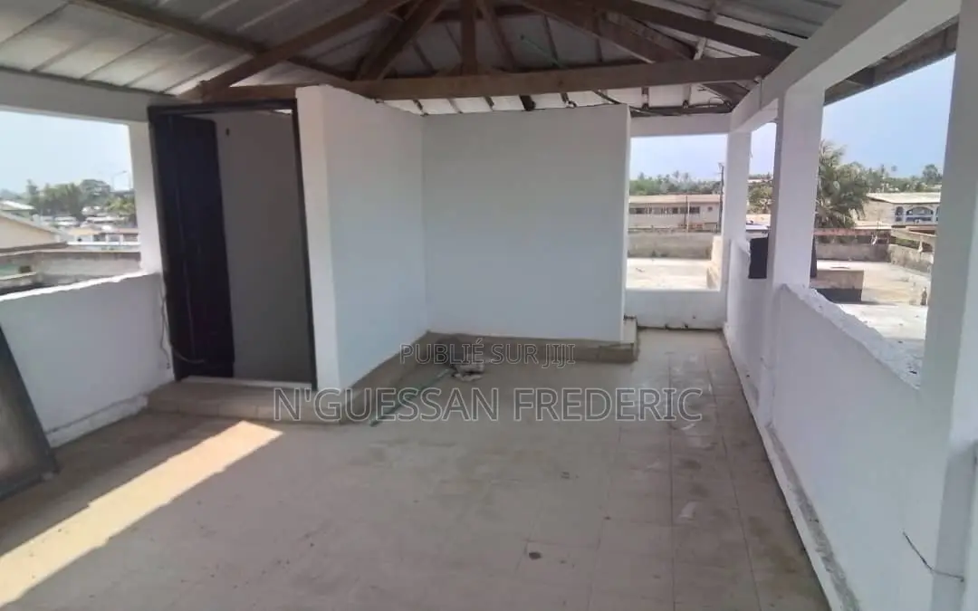 À Louer Magasin 595m2 en Mezzanine+Appartement À Marcory Zone4