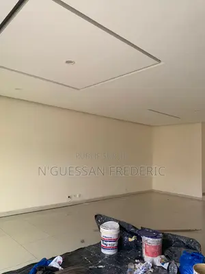 À Louer Magasin 595m2 en Mezzanine+Appartement À Marcory Zone4