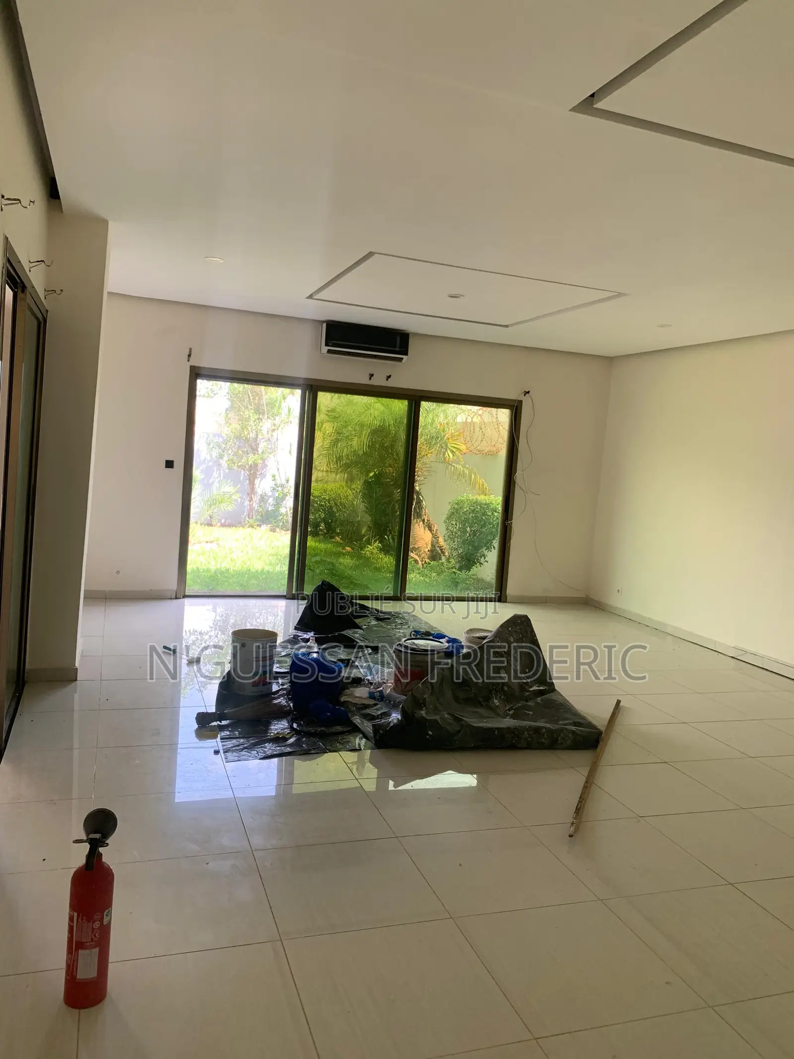 À Louer Magasin 595m2 en Mezzanine+Appartement À Marcory Zone4