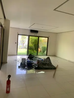 À Louer Magasin 595m2 en Mezzanine+Appartement À Marcory Zone4