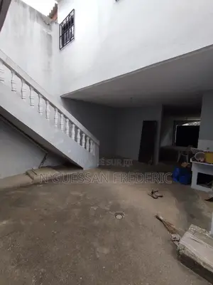 À Céder Magasin 28m2 À Marcory Zone 4