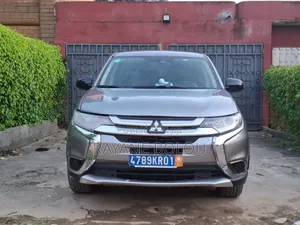 Mitsubishi Outlander SEL FWD 2019 Gris