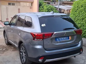 Mitsubishi Outlander SEL FWD 2019 Gris