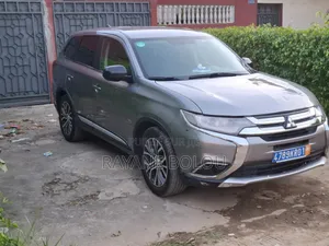 Mitsubishi Outlander SEL FWD 2019 Gris