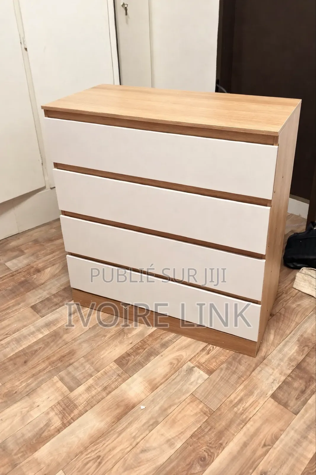 Commode Moderne 4 Tiroirs – Design Bois Blanc – Livraison Abidjan