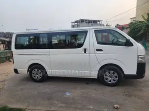 Toyota HiAce 2017 Blanc