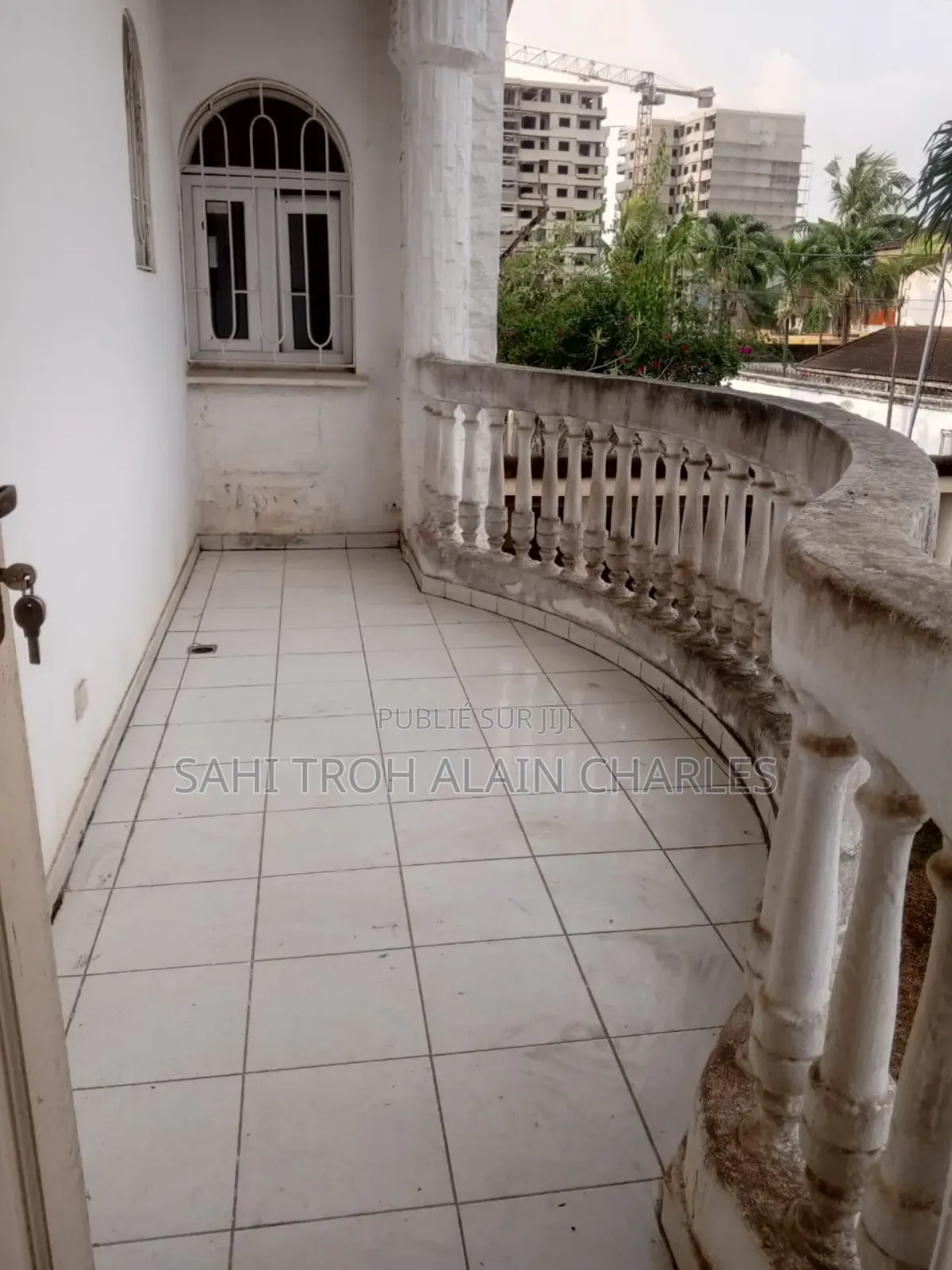 Une Somptueuse Villa Duplex De 5 Pièces Avec Un Garage Et Un Jardin