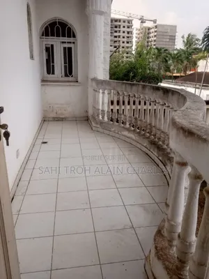 Une Somptueuse Villa Duplex De 5 Pièces Avec Un Garage Et Un Jardin