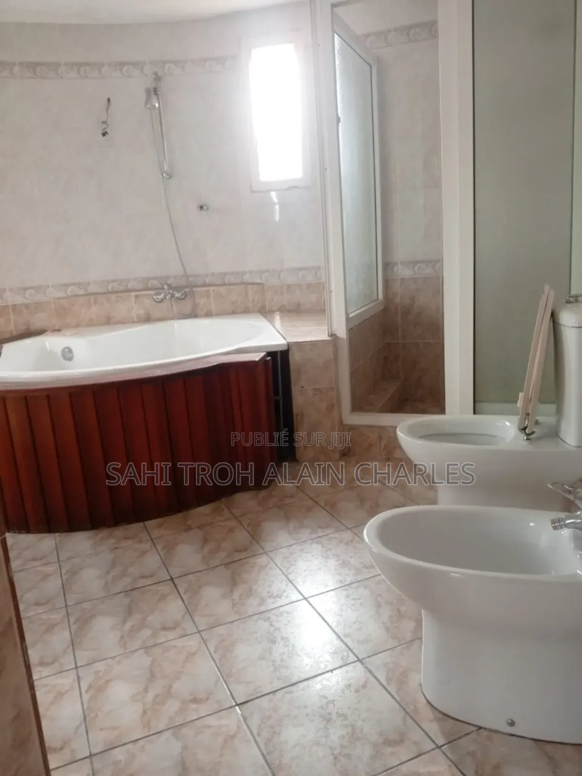 Une Somptueuse Villa Duplex De 5 Pièces Avec Un Garage Et Un Jardin