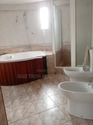 Une Somptueuse Villa Duplex De 5 Pièces Avec Un Garage Et Un Jardin