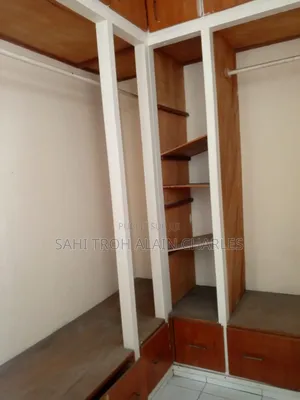 Une Somptueuse Villa Duplex De 5 Pièces Avec Un Garage Et Un Jardin