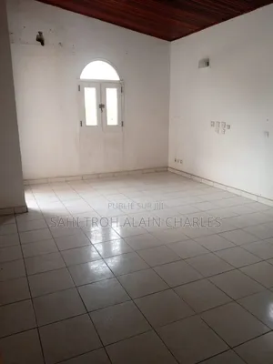 Une Somptueuse Villa Duplex De 5 Pièces Avec Un Garage Et Un Jardin