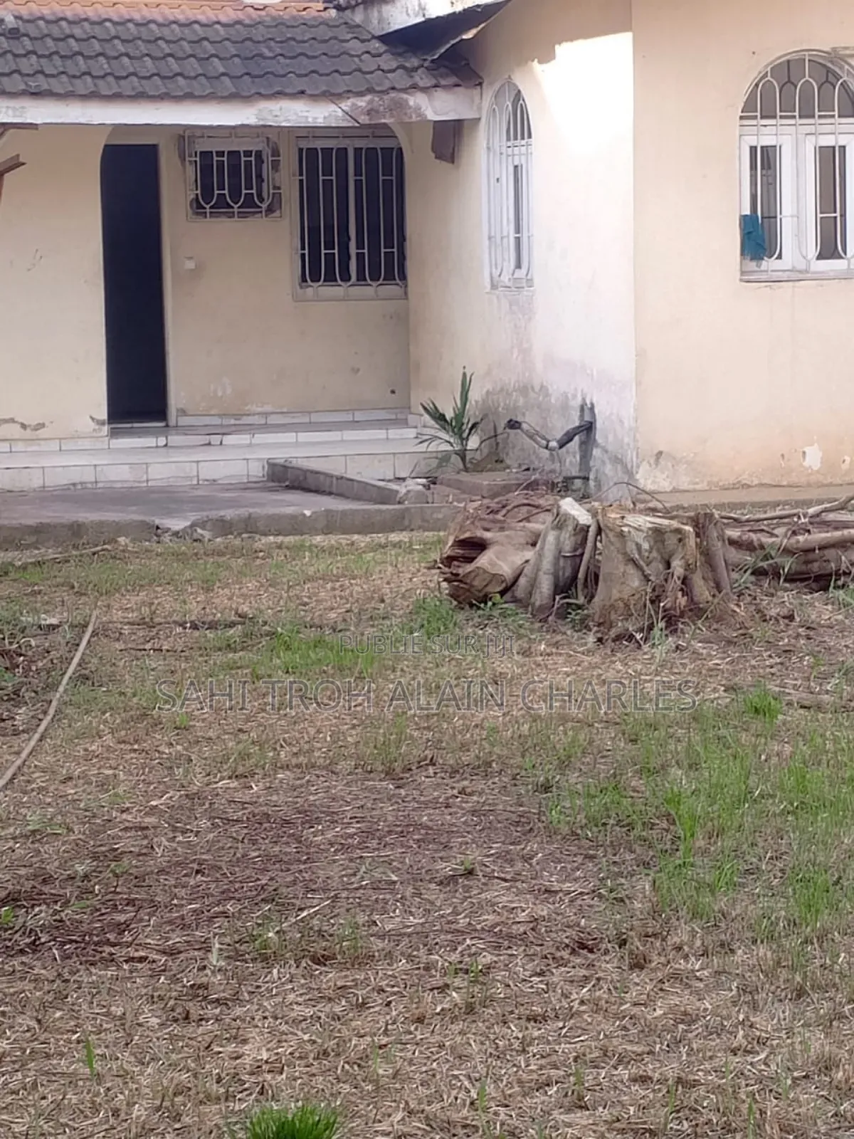Une Somptueuse Villa Duplex De 5 Pièces Avec Un Garage Et Un Jardin
