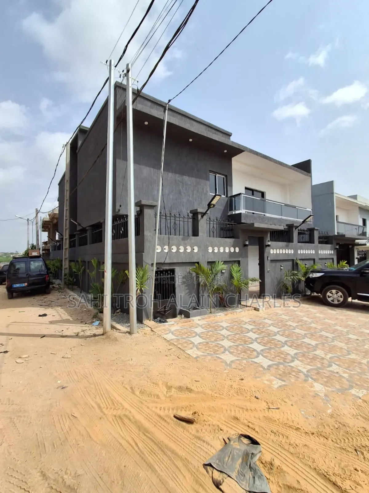 Une Somptueuse Villa Duplex De 6 Pièces Avec Une Très Grande Piscine
