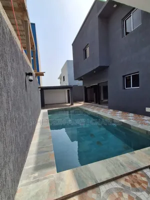 Une Somptueuse Villa Duplex De 6 Pièces Avec Une Très Grande Piscine