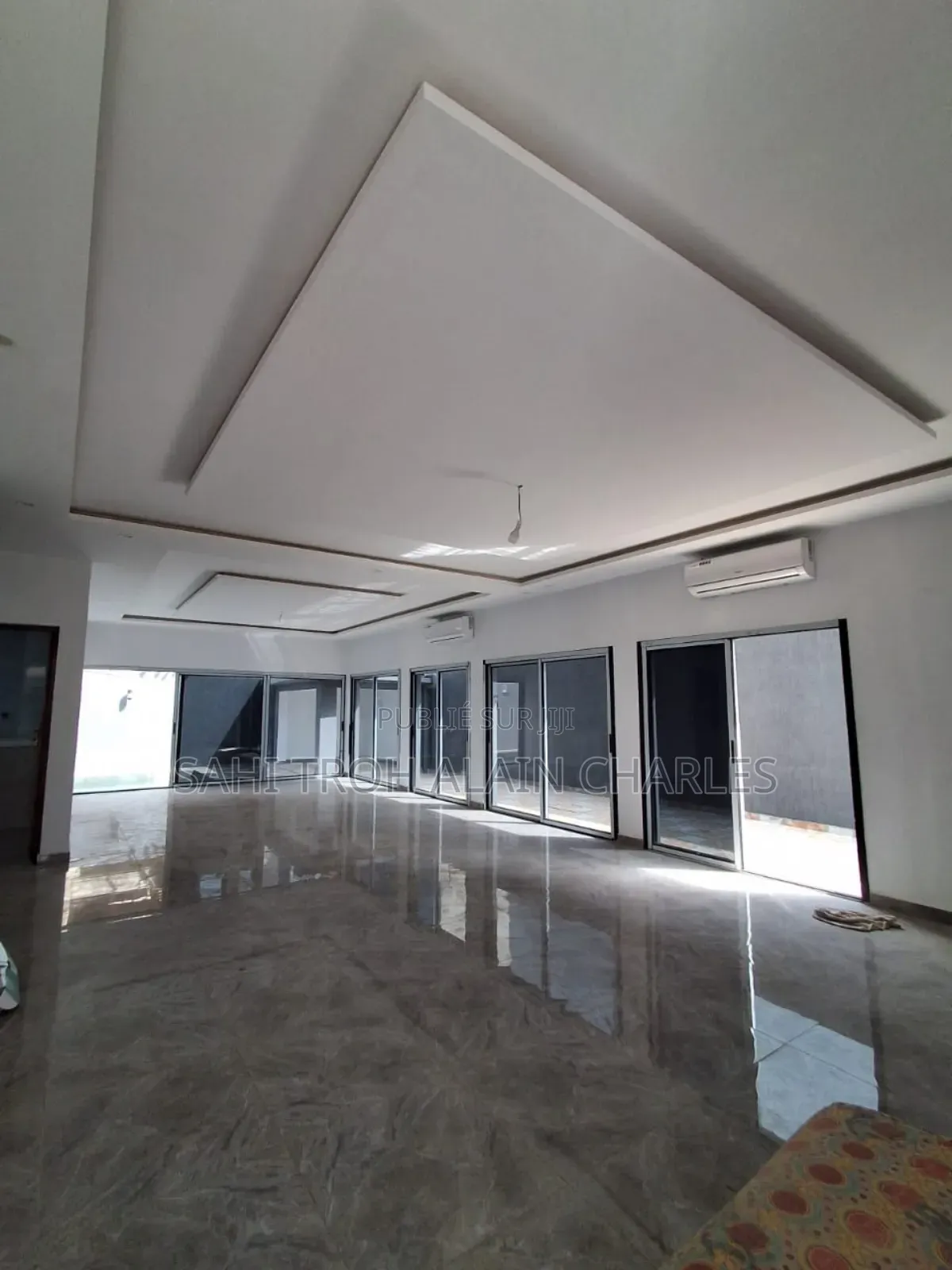 Une Somptueuse Villa Duplex De 6 Pièces Avec Une Très Grande Piscine