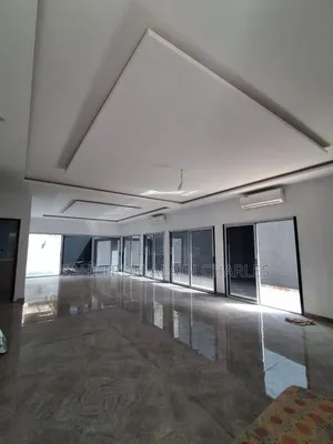 Une Somptueuse Villa Duplex De 6 Pièces Avec Une Très Grande Piscine