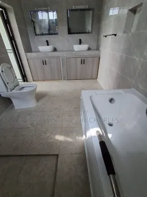 Une Somptueuse Villa Duplex De 6 Pièces Avec Une Très Grande Piscine