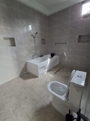 Une Somptueuse Villa Duplex De 6 Pièces Avec Une Très Grande Piscine