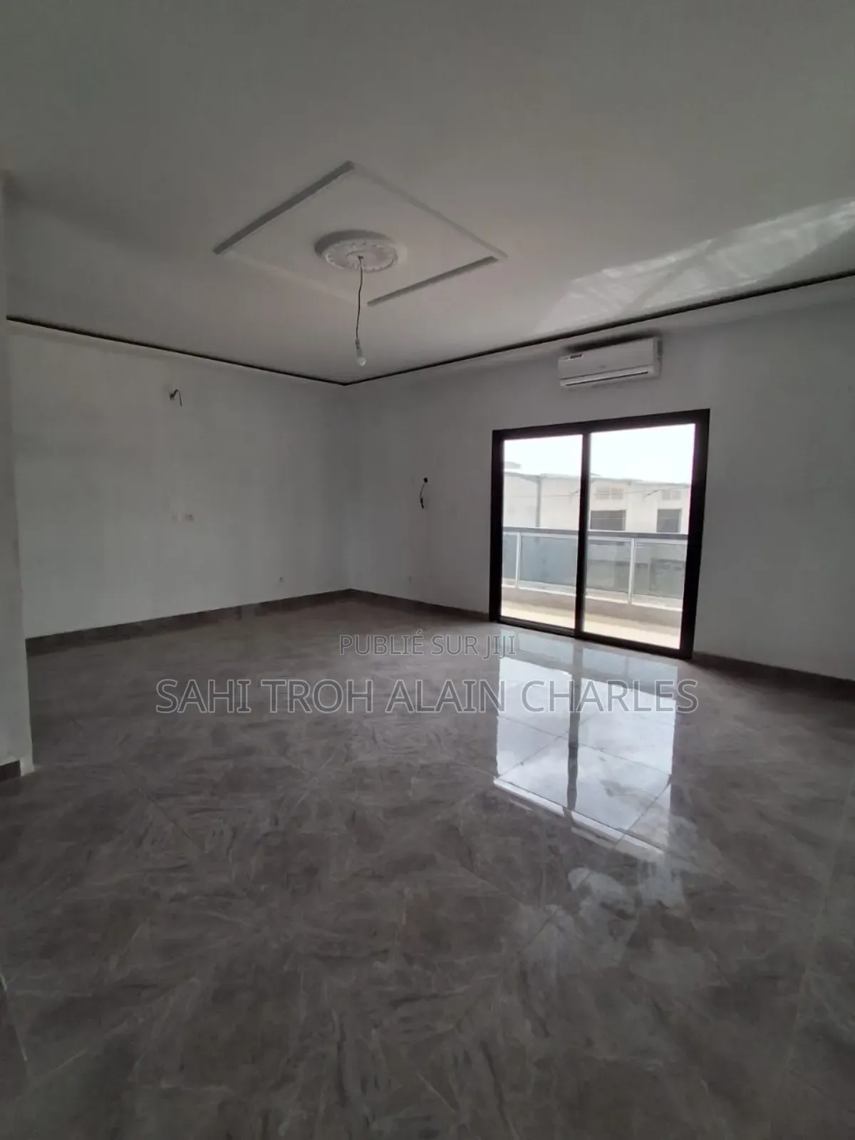 Une Somptueuse Villa Duplex De 6 Pièces Avec Une Très Grande Piscine