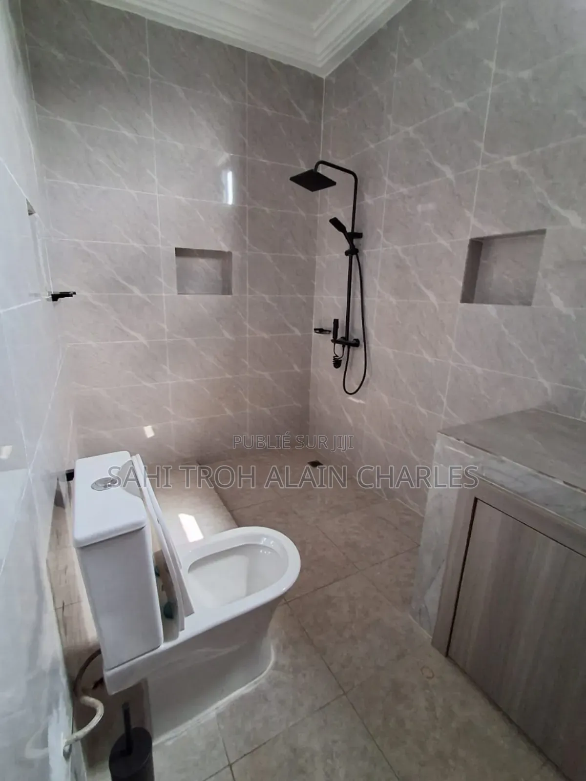 Une Somptueuse Villa Duplex De 6 Pièces Avec Une Très Grande Piscine