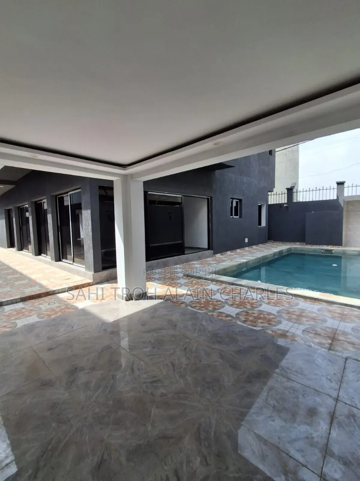 Une Somptueuse Villa Duplex De 6 Pièces Avec Une Très Grande Piscine