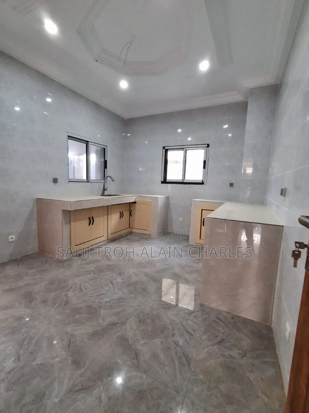 Une Somptueuse Villa Duplex De 6 Pièces Avec Une Très Grande Piscine