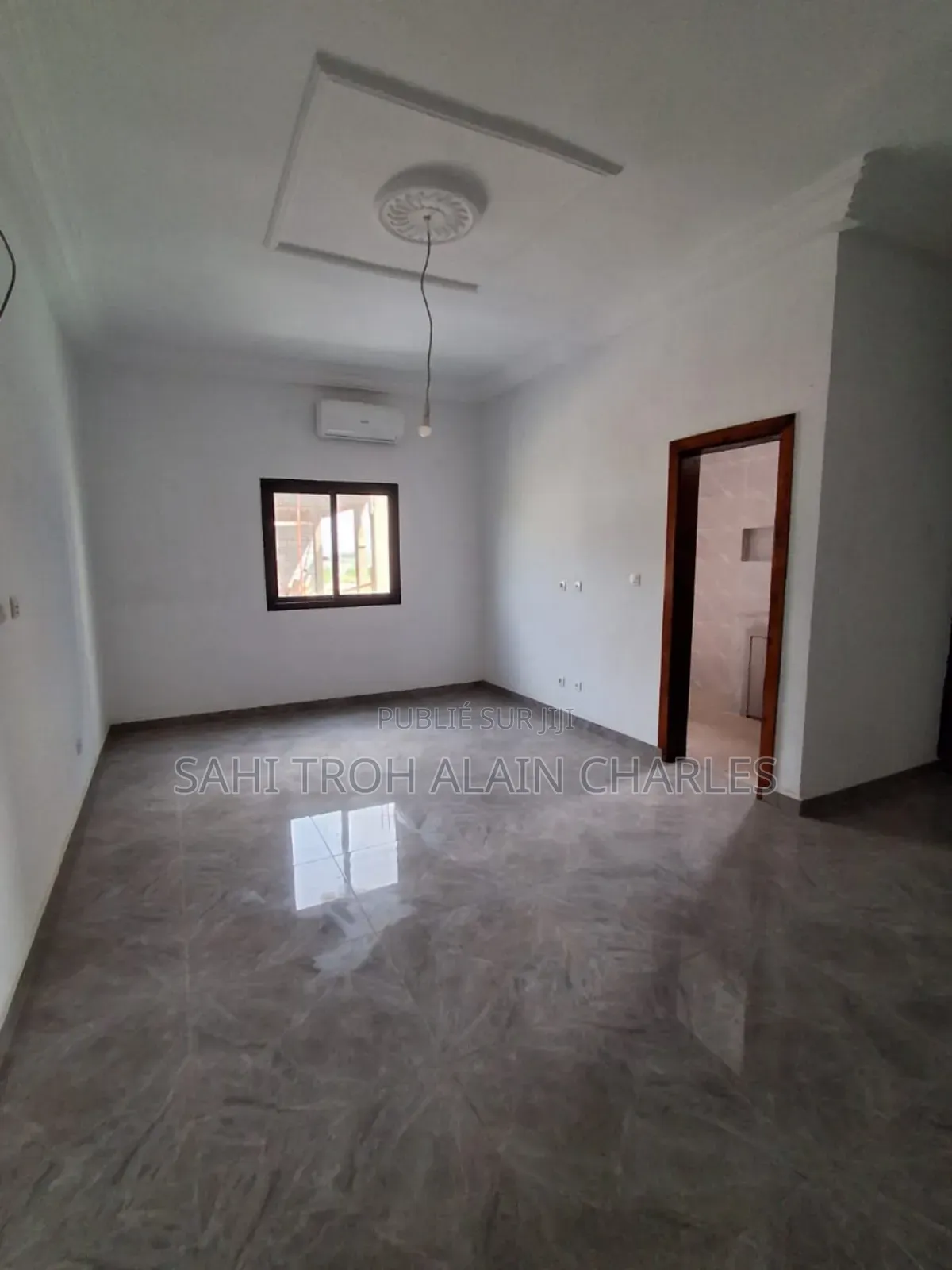 Une Somptueuse Villa Duplex De 6 Pièces Avec Une Très Grande Piscine